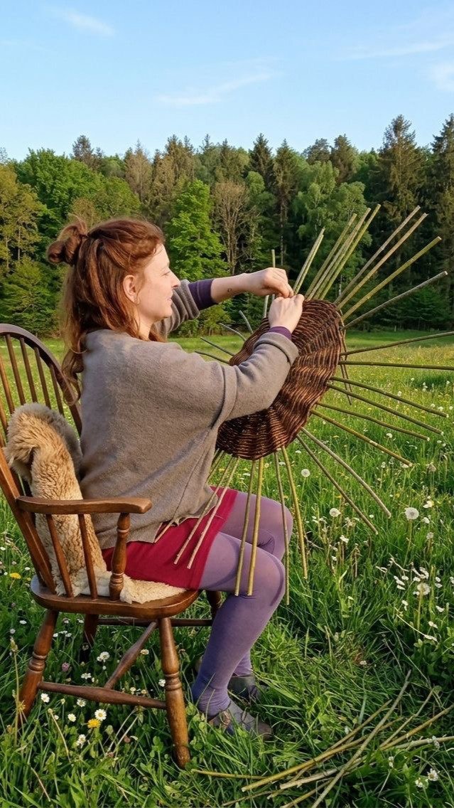 Paula beim Korbflechten