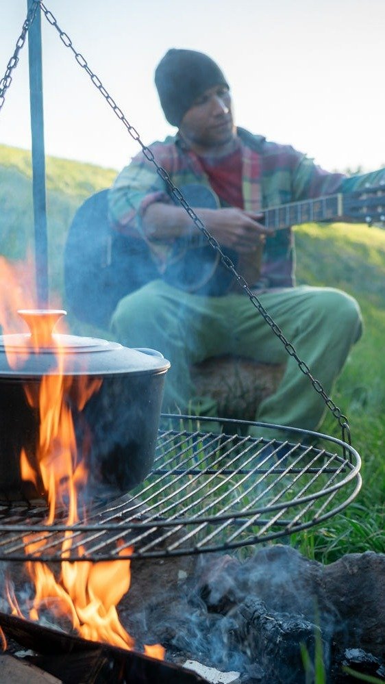 Gitarre am Lagerfeuer