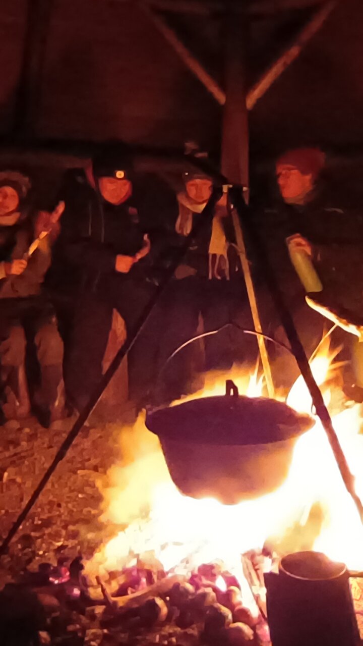 Zusammen am Feuer