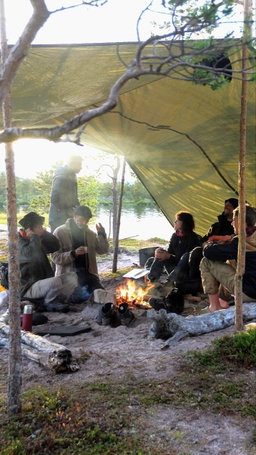 Gruppe am Lagerfeuer