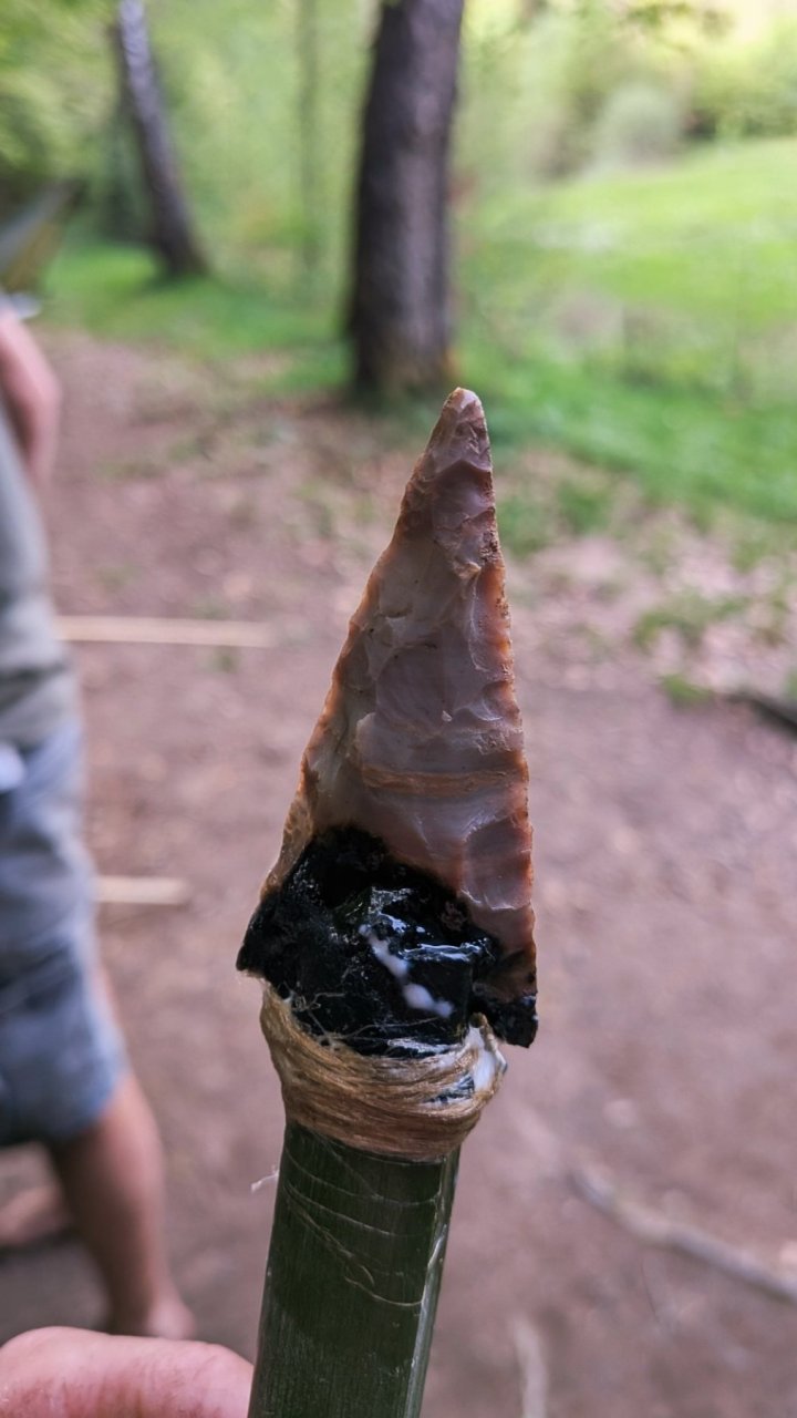 Feuerstein und Bögen