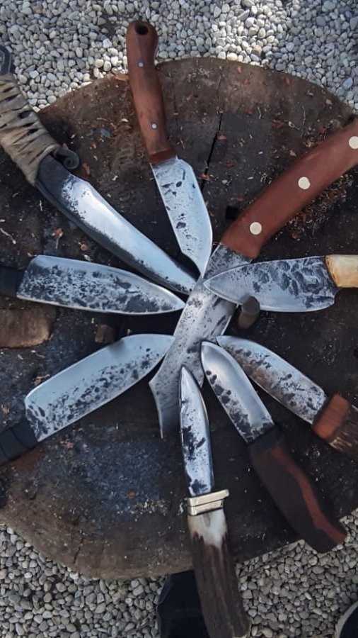 Fertige Messer mit Griffen