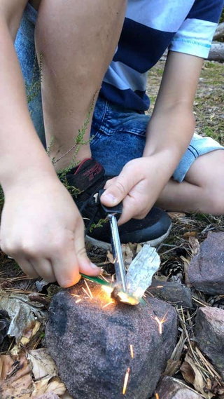 Feuer mit dem Feuerstahl