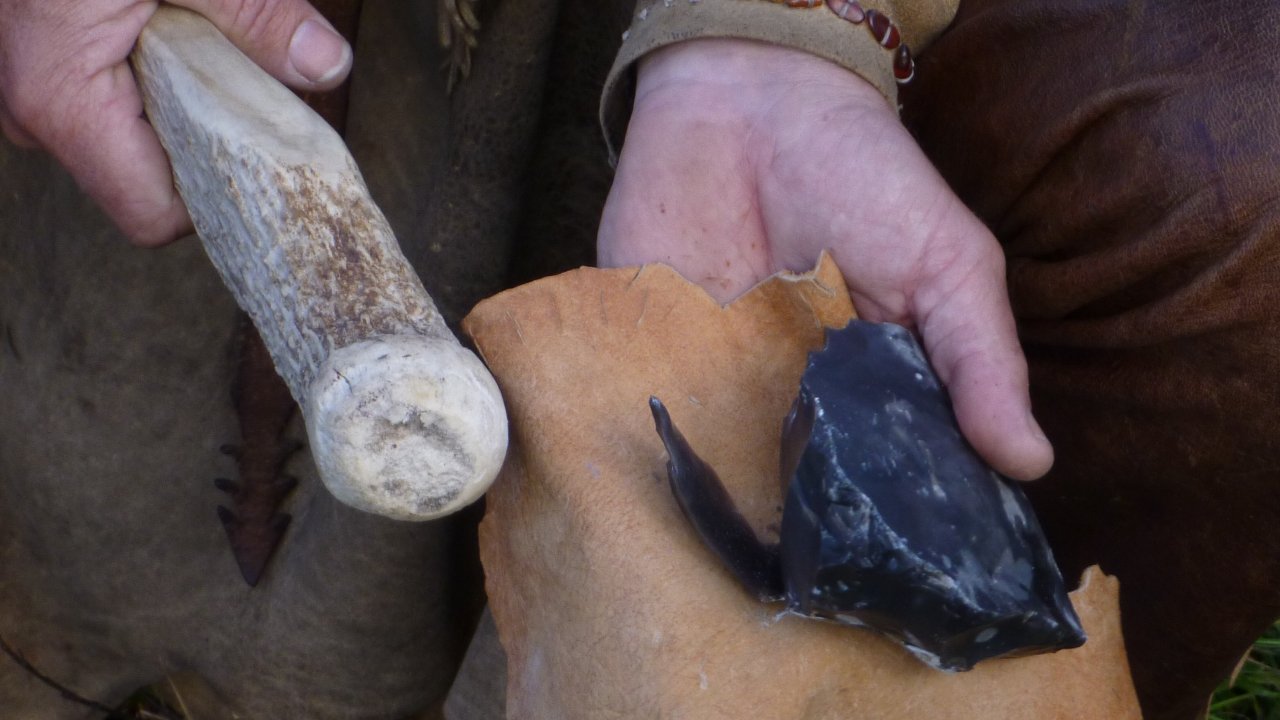 Vorschau Bild des Kurses Steinwerkzeugherstellung   Grundlagen der Feuersteinbearbeitung: Der Flintknapping Kurs im Odenwald