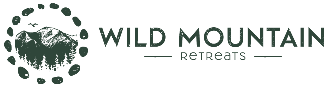 Logo der Wildnisschule Wild Mountain Retreats
