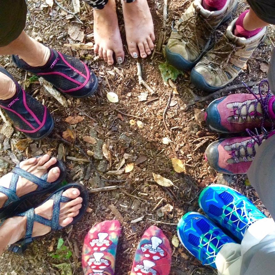 Logo der Wildnisschule Her Wild Roots