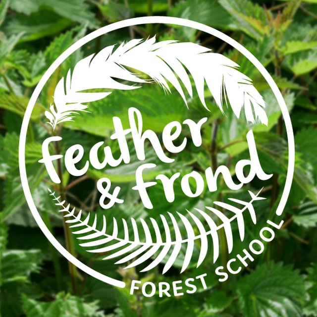Logo der Wildnisschule Feather and Frond Forest School